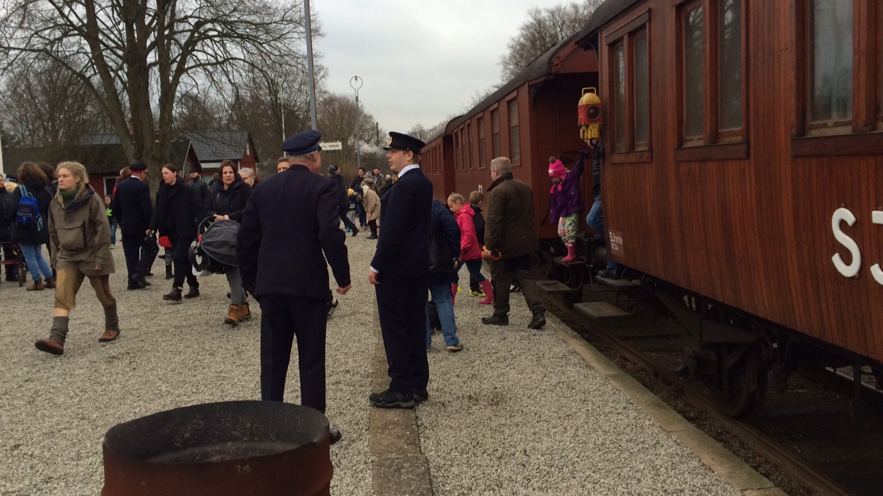 Förväntningarna var höga när barnen stod på perrongen på Brösarps station.